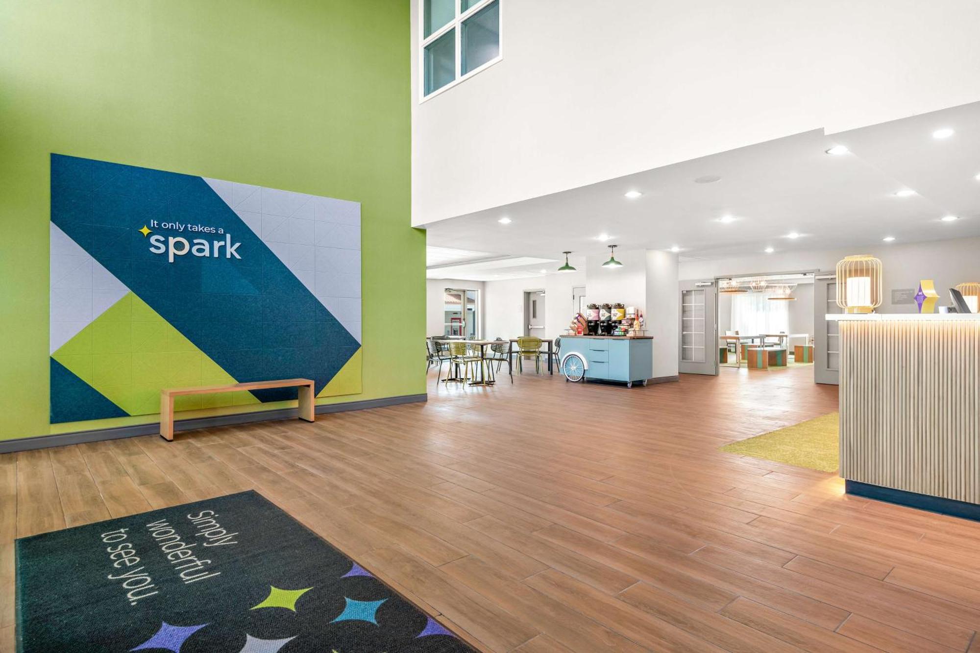 Spark By Hilton Exton Exteriér fotografie